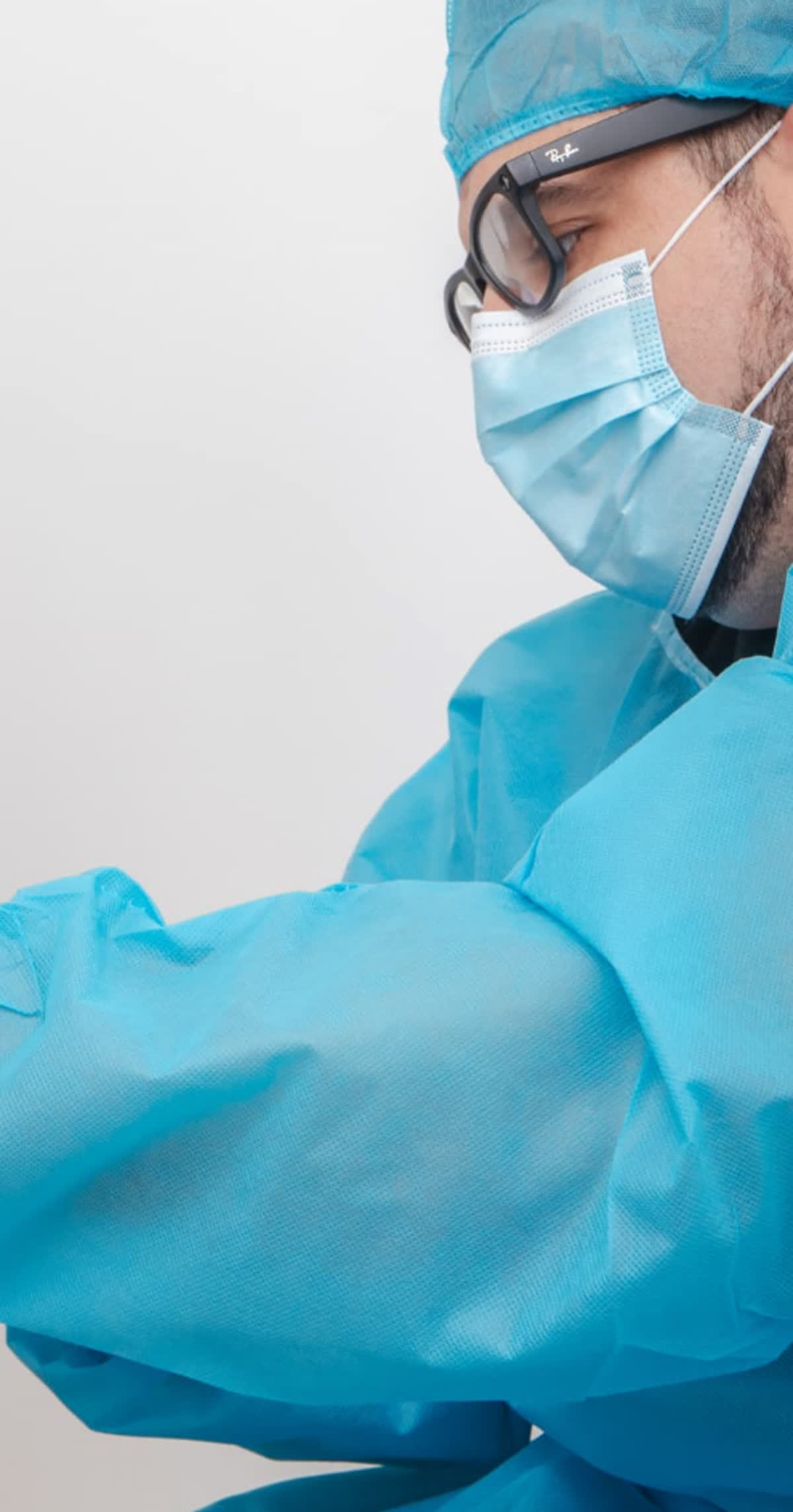 Médico de Cuida-T preparado con indumentaria quirúrgica